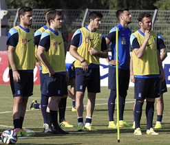 Katsouranis rejects talk of division in Greece camp